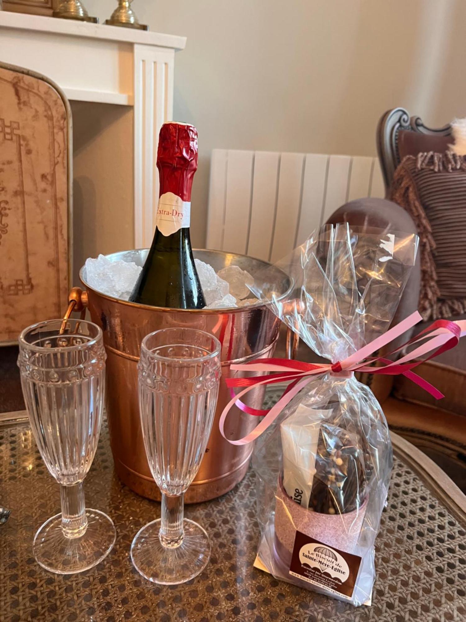 Le Bourg Bed & Breakfast Asnieres-en-Bessin Exterior photo