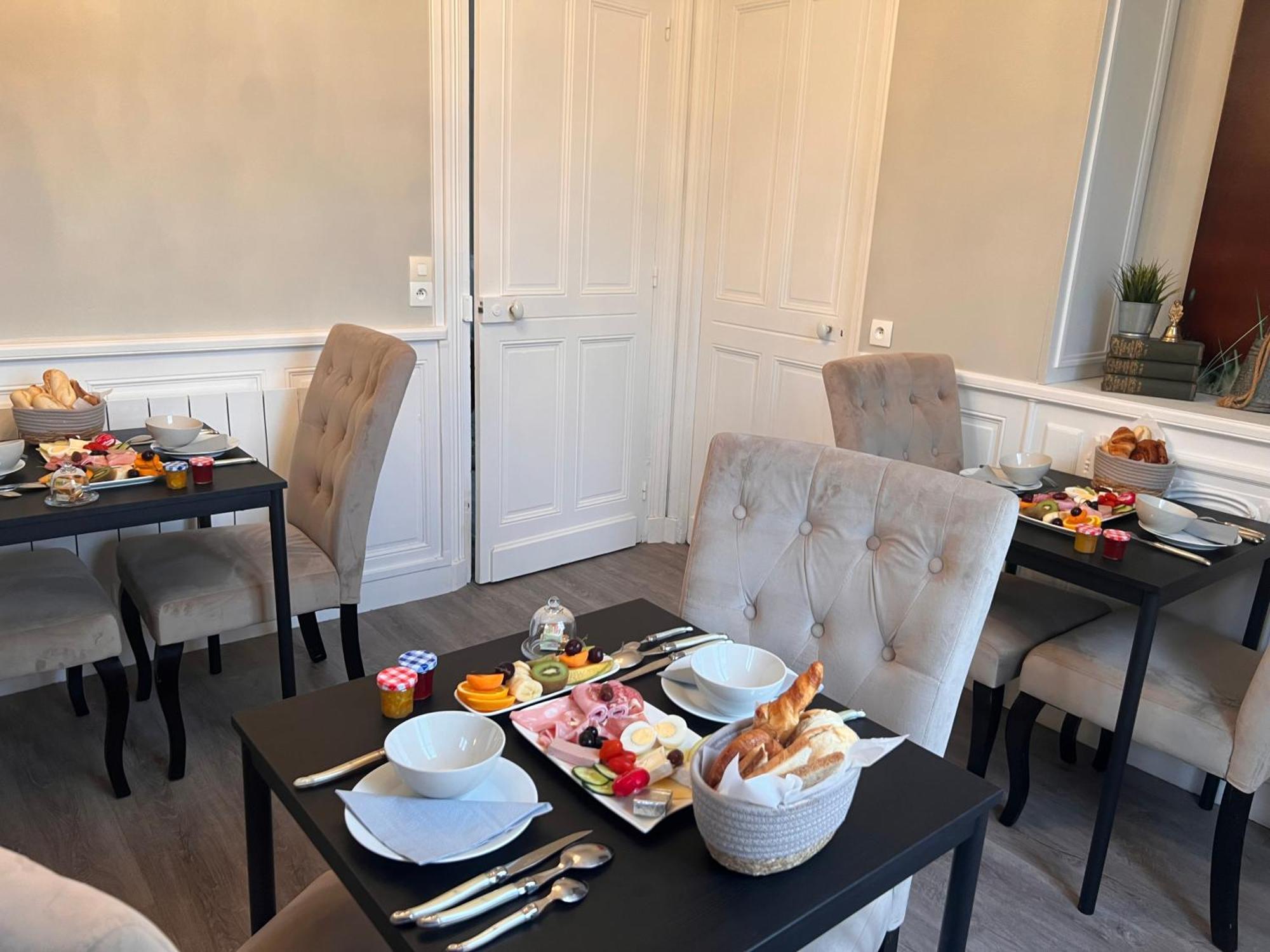 Le Bourg Bed & Breakfast Asnieres-en-Bessin Exterior photo